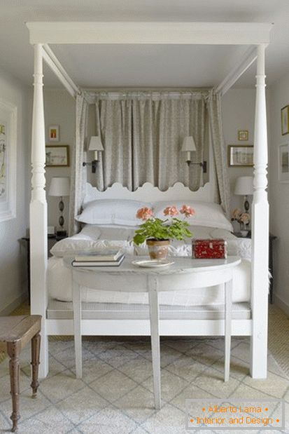 Velká postel v malé ložnici