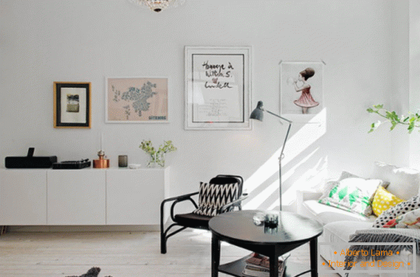 Interiér obývacího pokoje malého bytu ve Stockholmu