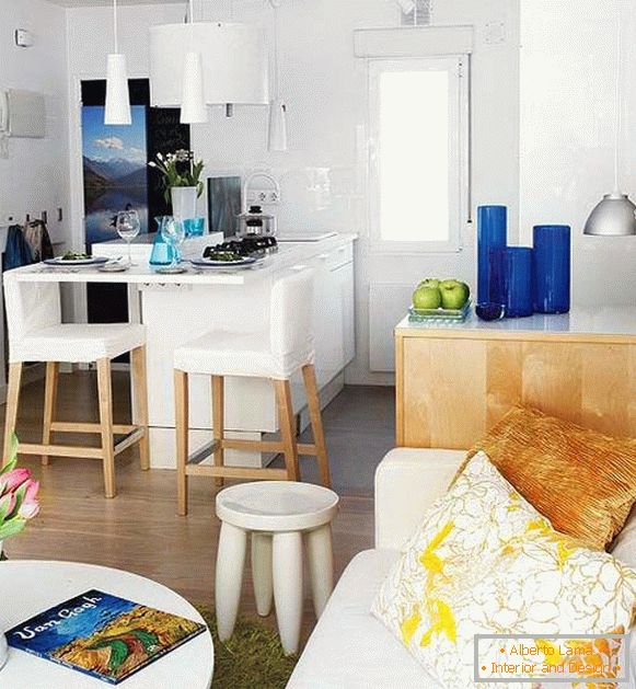 Bílá kuchyně v obývacím pokoji malého bytu ve Španělsku