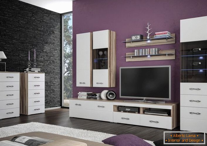 Příkladem různých možností je umístění modulového nábytku v obývacím pokoji. 