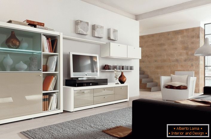 Použití modulového nábytku v moderním obývacím pokoji nepřeplňuje prostor místnosti.