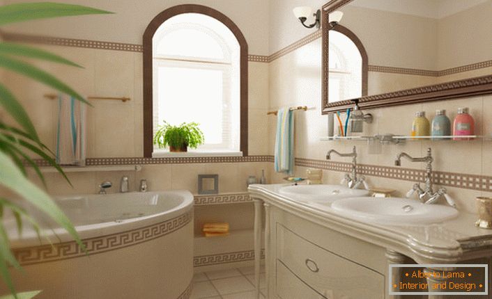 Koupelna ve středomořském stylu ve venkovském domě na předměstí. 