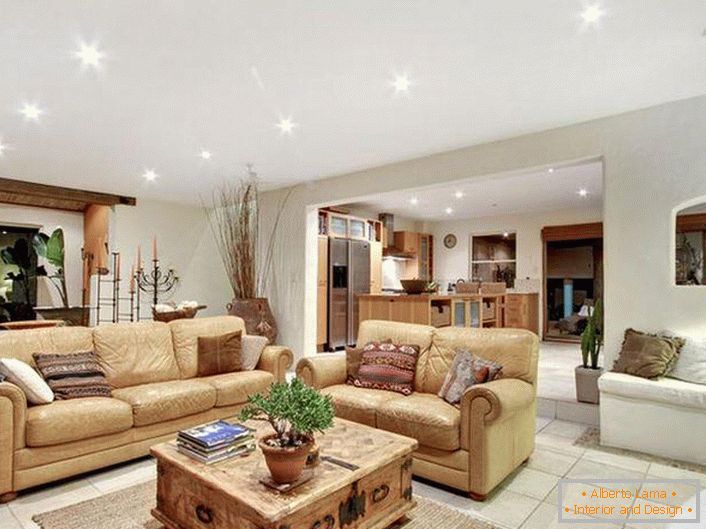 Luxusní, stylový interiér obývacího pokoje ve středomořském stylu. Měkký, lehce béžový nábytek, správně vybrané osvětlení, dlažba - svědčí o středomořském stylu.