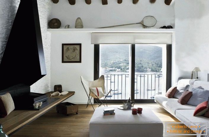 Středomořský styl znamená dobře osvětlený interiér. Okna obývacího pokoje proto nejsou zavěšena záclonami nebo tlustými závěsy.