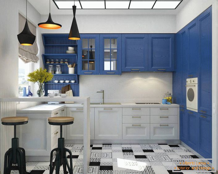 Příznivá ve středomořském interiéru také vypadá jako kombinace bílé a syté modré. Kuchyňský set je vybaven velkým množstvím funkčních a prostorných polic a zásuvek.