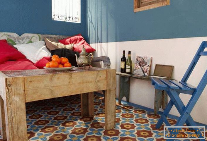 Tvořivým řešením pro sál ve středomořském stylu je konferenční stolek z hrubého neupraveného dřeva. 