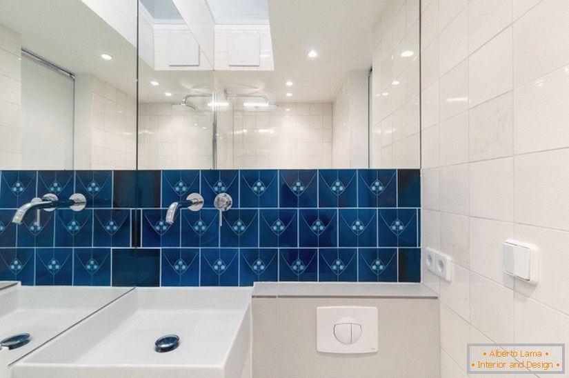 Modré dlaždice v bílé koupelně