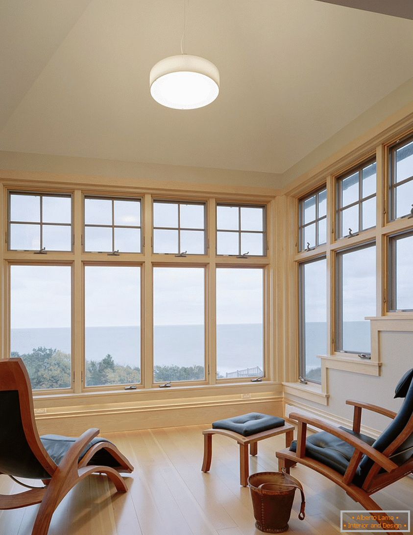 Ideální obývací pokoj s velkými okny a dřevěnými podlahami
