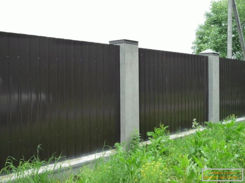 Stěna se profiluje na plotu
