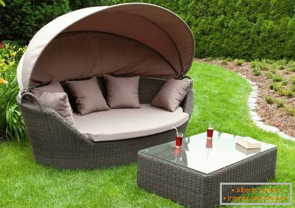 Krásný proutěný nábytek pro zahradu