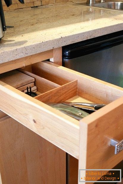 Zásuvka pro příbory v malé útulné kuchyni