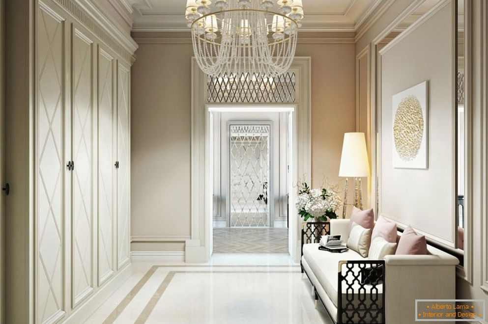 Světlá podlaha v chodbě v klasickém stylu