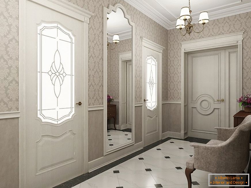 Světlá stěna v chodbě v klasickém stylu