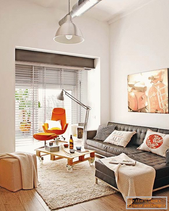 Interiér obývacího pokoje malého bytu v Barceloně