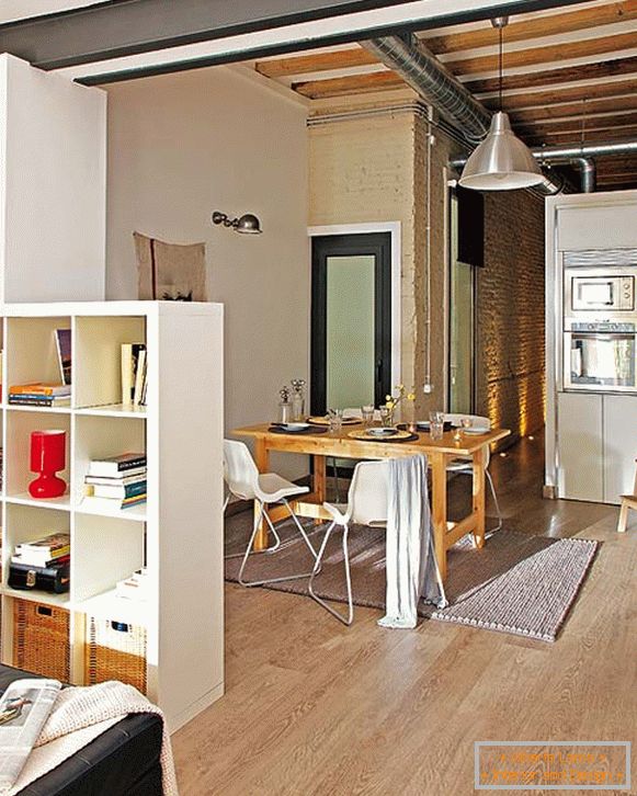 Interiér jídelny malého bytu v Barceloně