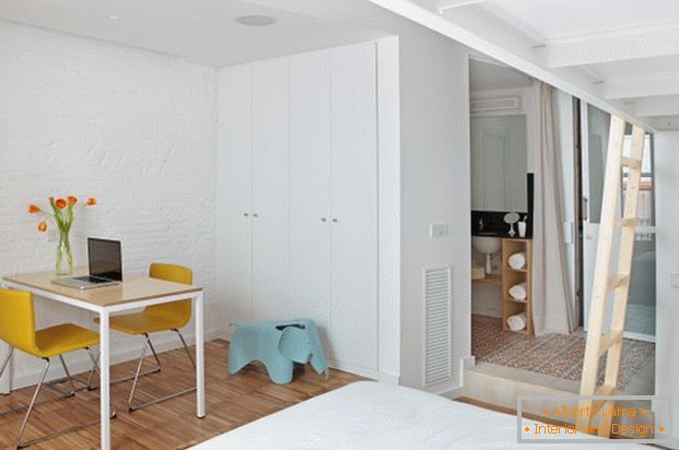 Projekt mini apartmá: pracovní roh v ložnici