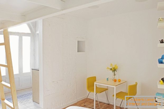 Projekt mini apartmá: malý stůl v ložnici