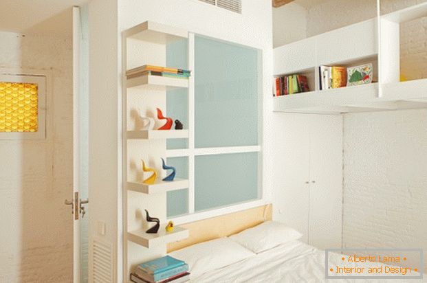 Projekt mini bytu: bílá cihla v ložnici dekorace