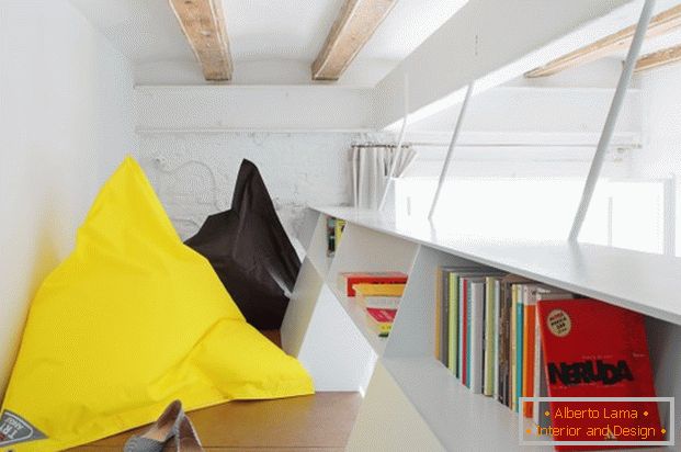 Projekt mini apartmá: světlé polštáře v interiéru
