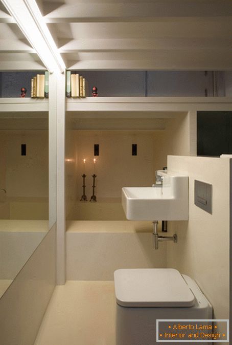 Interiér koupelny ve velmi malém bytě
