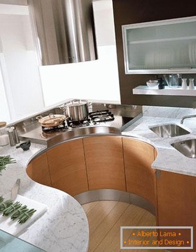 Interiér kompaktní moderní kuchyně