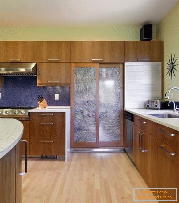 Dřevěné posuvné dveře kupé v kuchyni se sklem