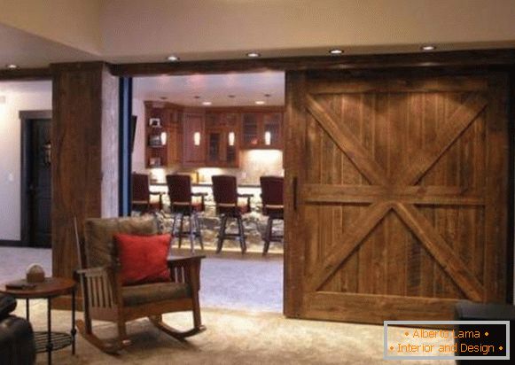 Dřevěné posuvné dveře do kuchyně v rustikálním stylu