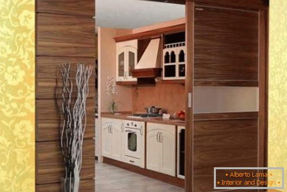 Moderní dřevěné posuvné dveře do kuchyně - fotografie v interiéru