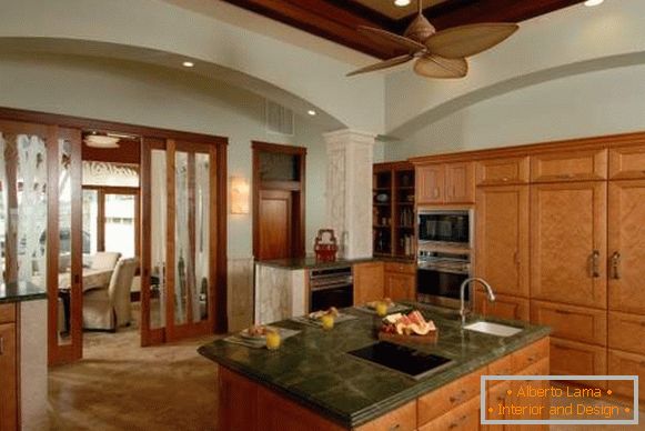 Elegantní design kuchyně s posuvnými dveřmi do obývacího pokoje