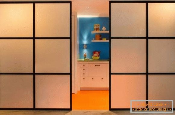 Moderní posuvné dveře mezi kuchyňkou a ostatními místnostmi