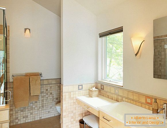 Interiér malé moderní koupelny