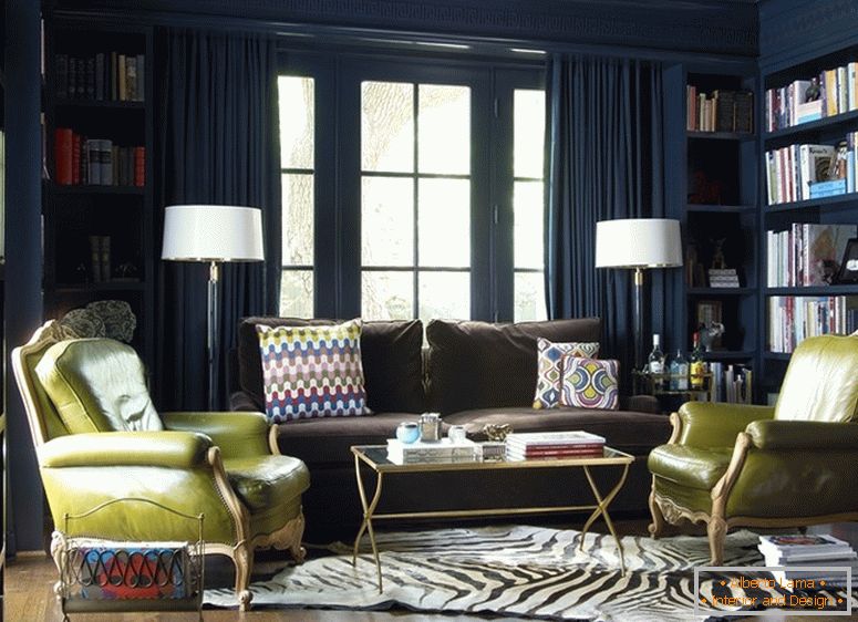 Interiér obývacího pokoje v tmavě modrých odstínech