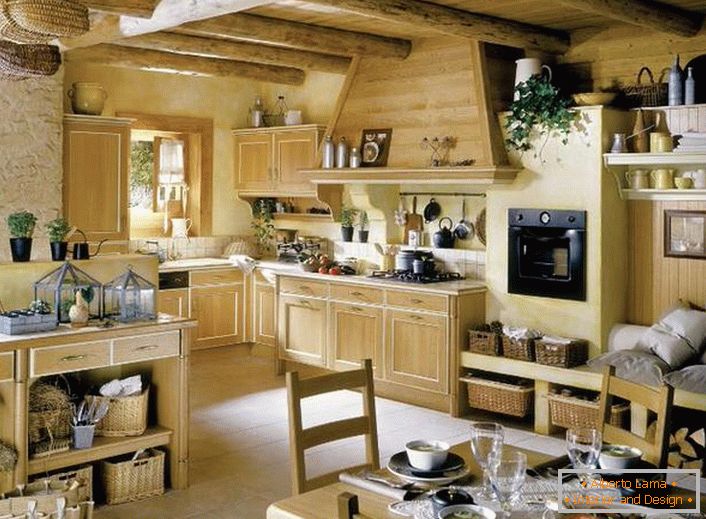 Kuchyně ve francouzském stylu z masivního dřeva je zdobena květinami, které jsou rovnoměrně rozmístěny po místnosti. 