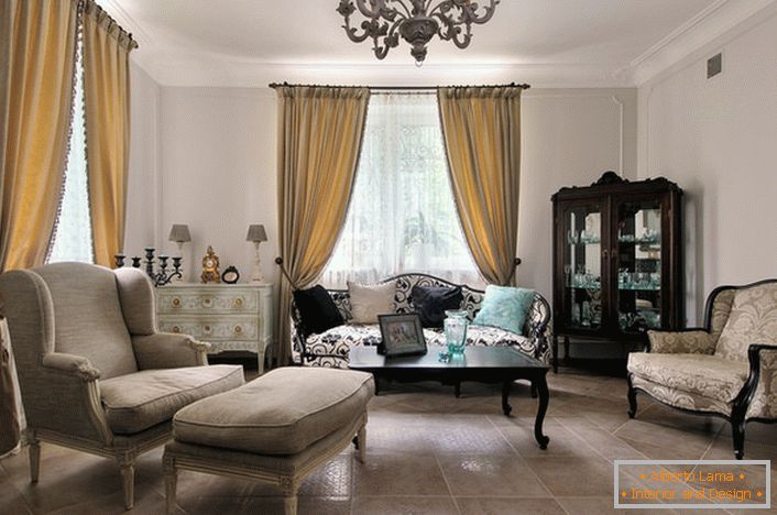 Francouzský styl v interiéru pokoje vypadá uvolněně a elegantně. Jeho elegantní interiér dává hladkou řadu nábytku a správně vybrané osvětlení.