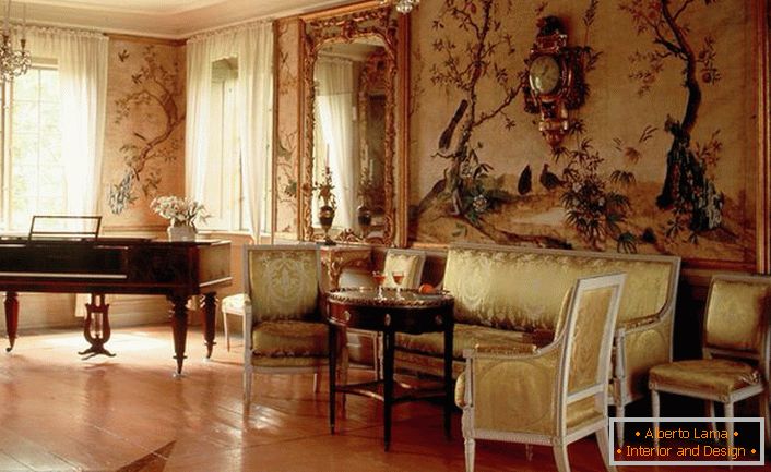 Luxusní obývací pokoj ve stylu Empire je pozoruhodný pro nádhernou výzdobu.Majitel domu s největší pravděpodobností rád hraje klavír, který také dobře zapadá do celkového obrazu interiéru. 