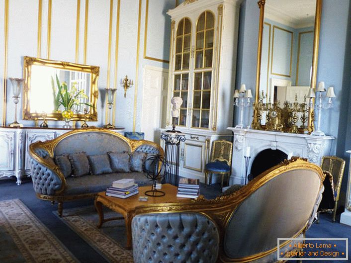Obývací pokoj v empírovém stylu je vyroben v měkkých modrých barvách, které harmonicky splynou se zlatými prvky dekoru. Rámovací zrcadla a vyřezávané nábytkové prvky jsou vyrobeny v jednotném stylu.