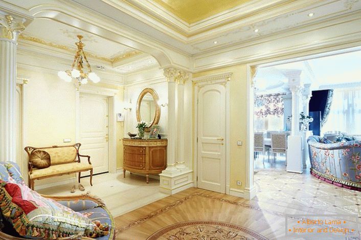 Královské apartmány v Empire style v obyčejném bytě v Moskvě.
