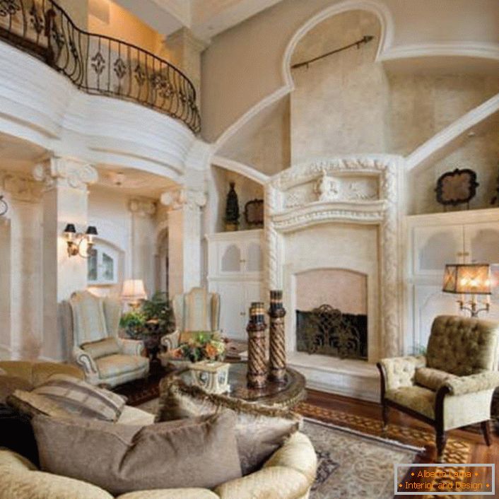 Pompézní obývací pokoj v empírovém stylu s vyzdobeným bílým štukovaným krbem. Pozornost přitahuje bílé sloupy zdobené malými lampami.