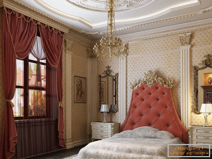 Ve středu designové kompozice je postel s vysokou čelní deskou, čalouněná měkkou tkaninou barvy čajové růže. 
