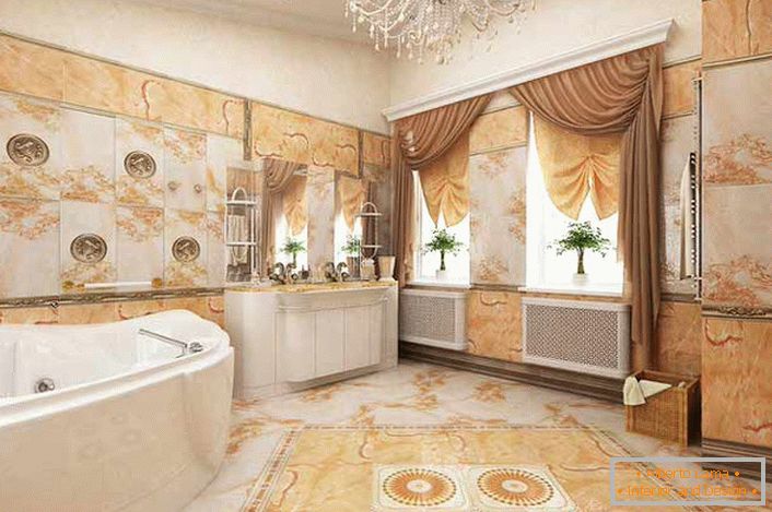 Barva slonoviny se harmonicky kombinuje s odstíny jasně oranžové v koupelně, zdobené v empírovém stylu.