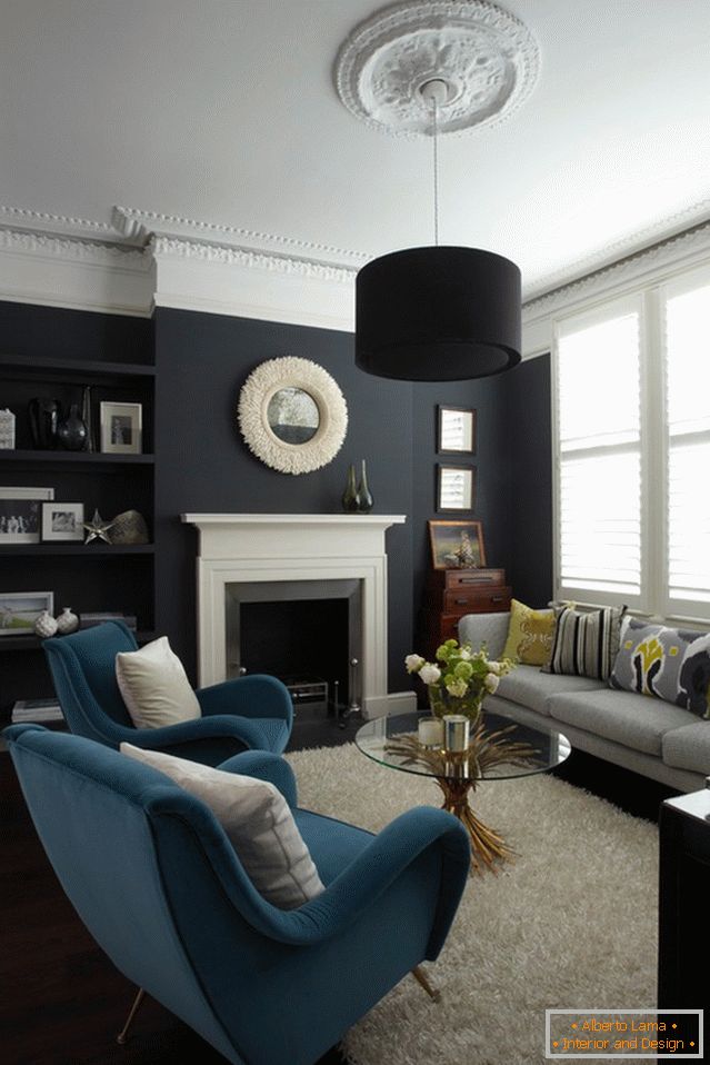 Černá barva ve vnitřku moderního obývacího pokoje
