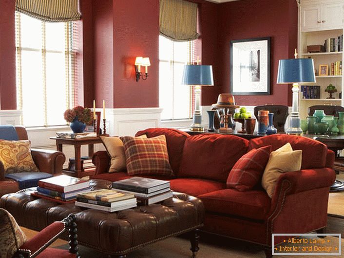 Elegantní nábytek v prostorném obývacím pokoji. Úžasná harmonie červené v tradičním anglickém prostředí. 