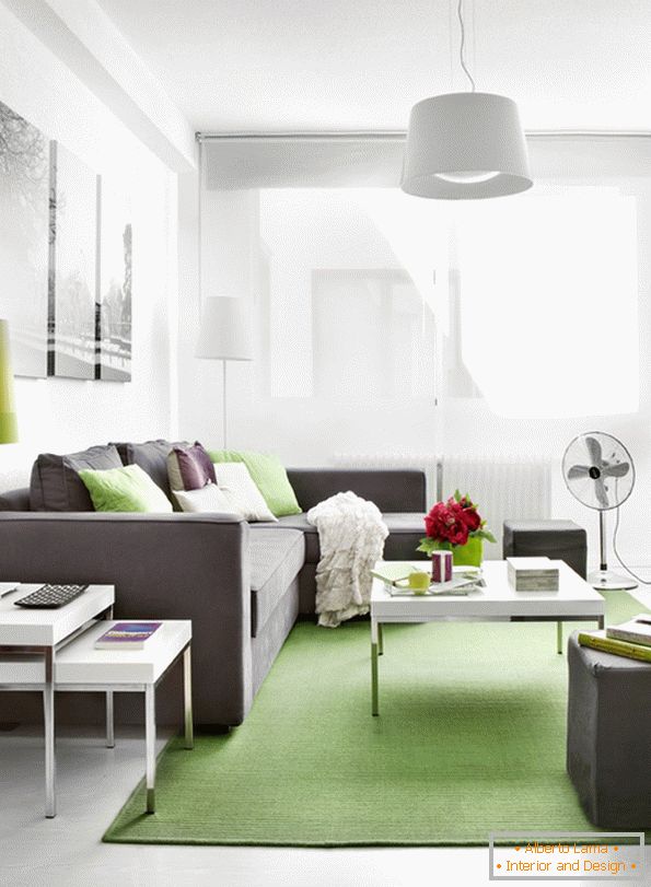 Interiér obývacího pokoje se světle zelenými akcenty