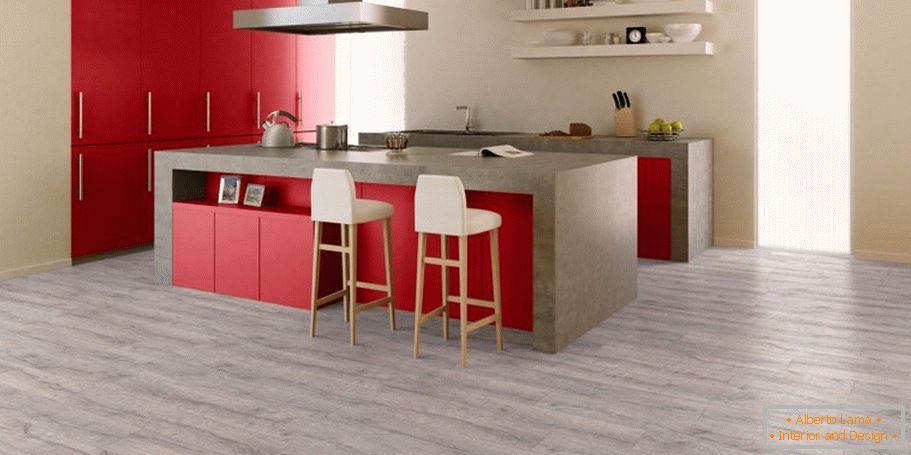 Kombinace šedé podlahy, béžových zdí a červeného nábytku v kuchyni