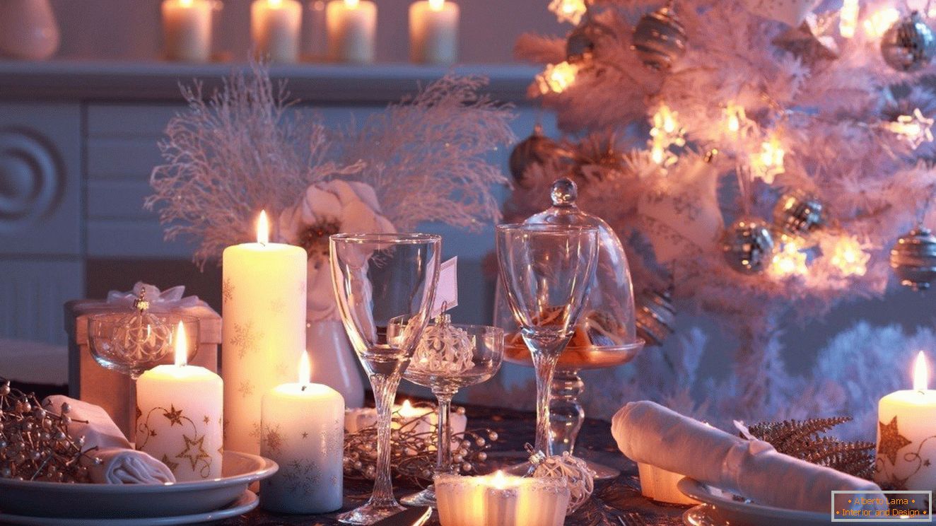 Používání svíček různých velikostí v dekoraci nového roku