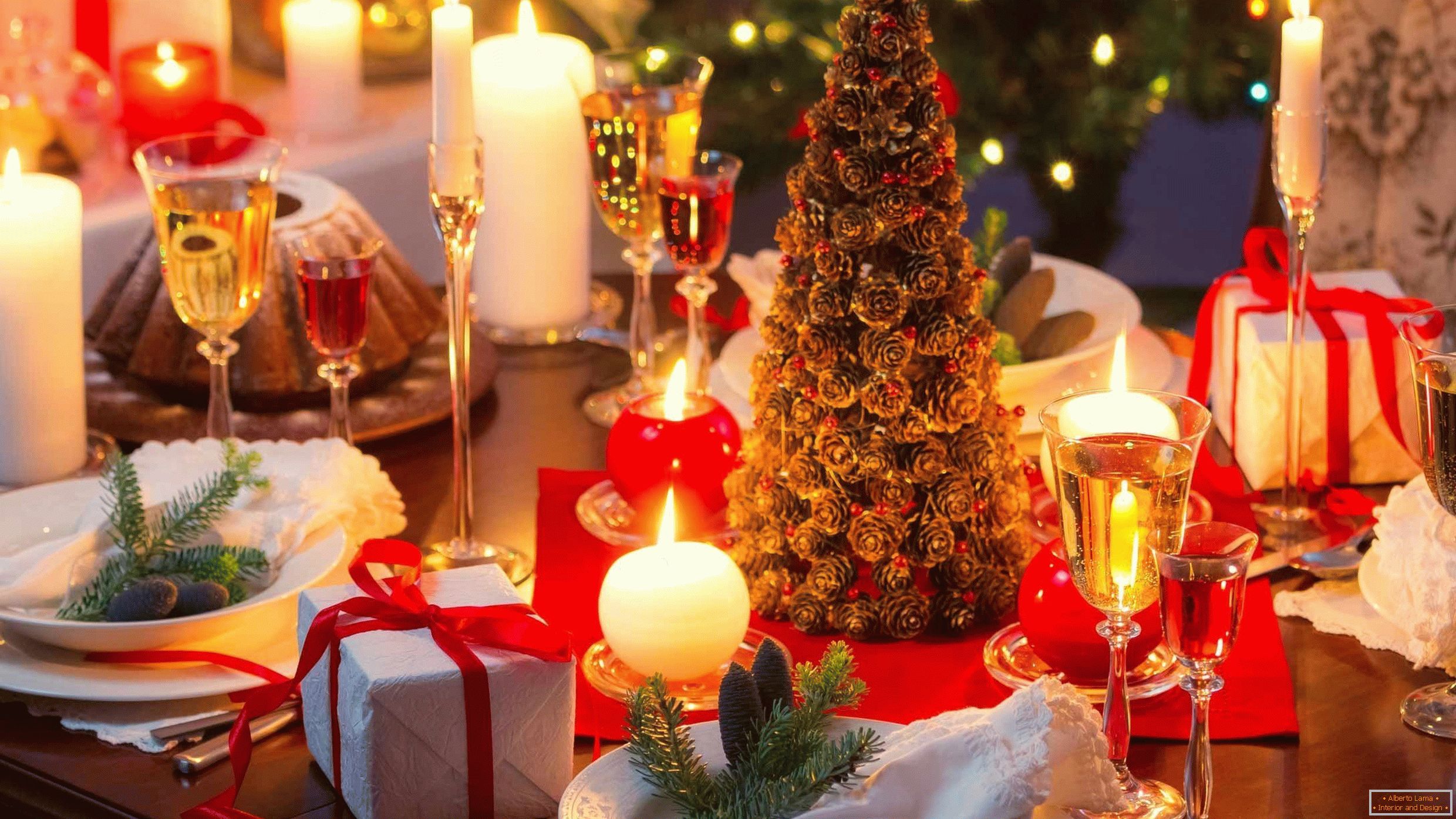 Slavnostní vánoční strom skutečných kuželů