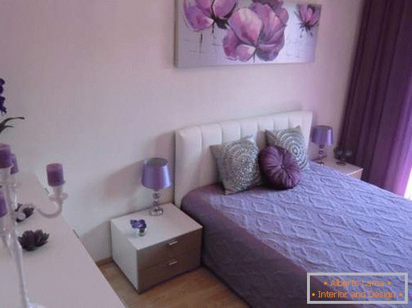 Fialové záclony v ložnici - fotografie s krásným dekorem