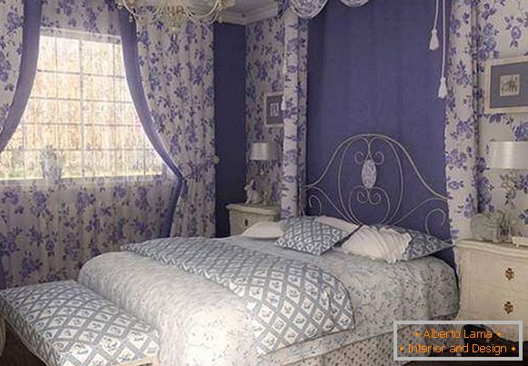 Kombinace bílé a fialové v interiéru ložnice