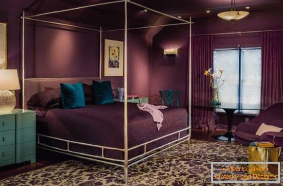 Design v ložnicích v purpurových tónech - fotka s jasným dekorem