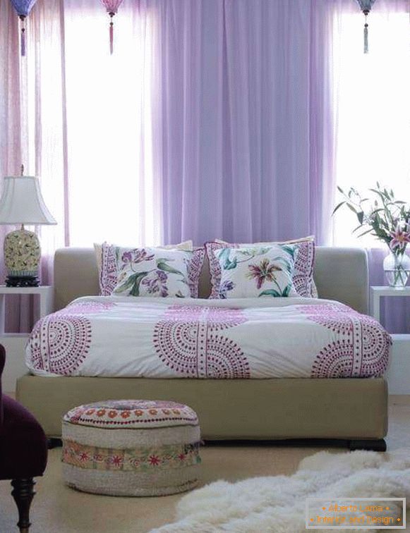 Transparentní purpurové záclony v ložnici - fotografie v interiéru